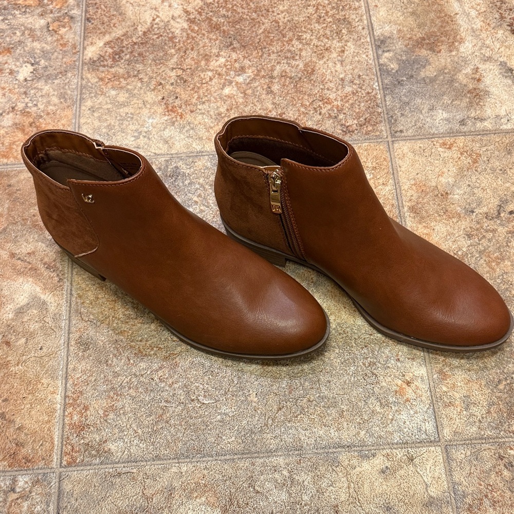 Liz Claiborne NEW Cognac  Ankle Pleather Boots with Side Zipper Size 8.5